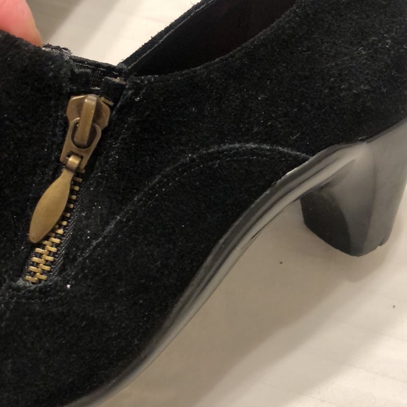 Women’s size 8 aerosoles black leather booties style at last with side zipper - Picture 3 of 15